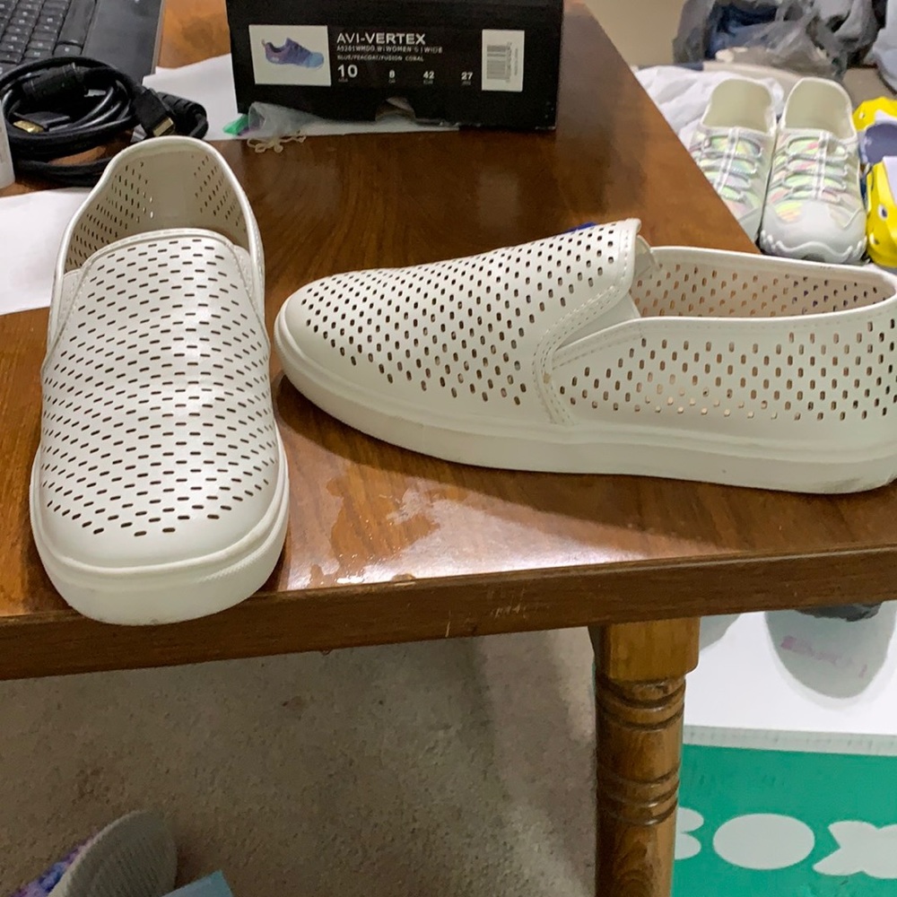 Time and tru size 10 white slip on